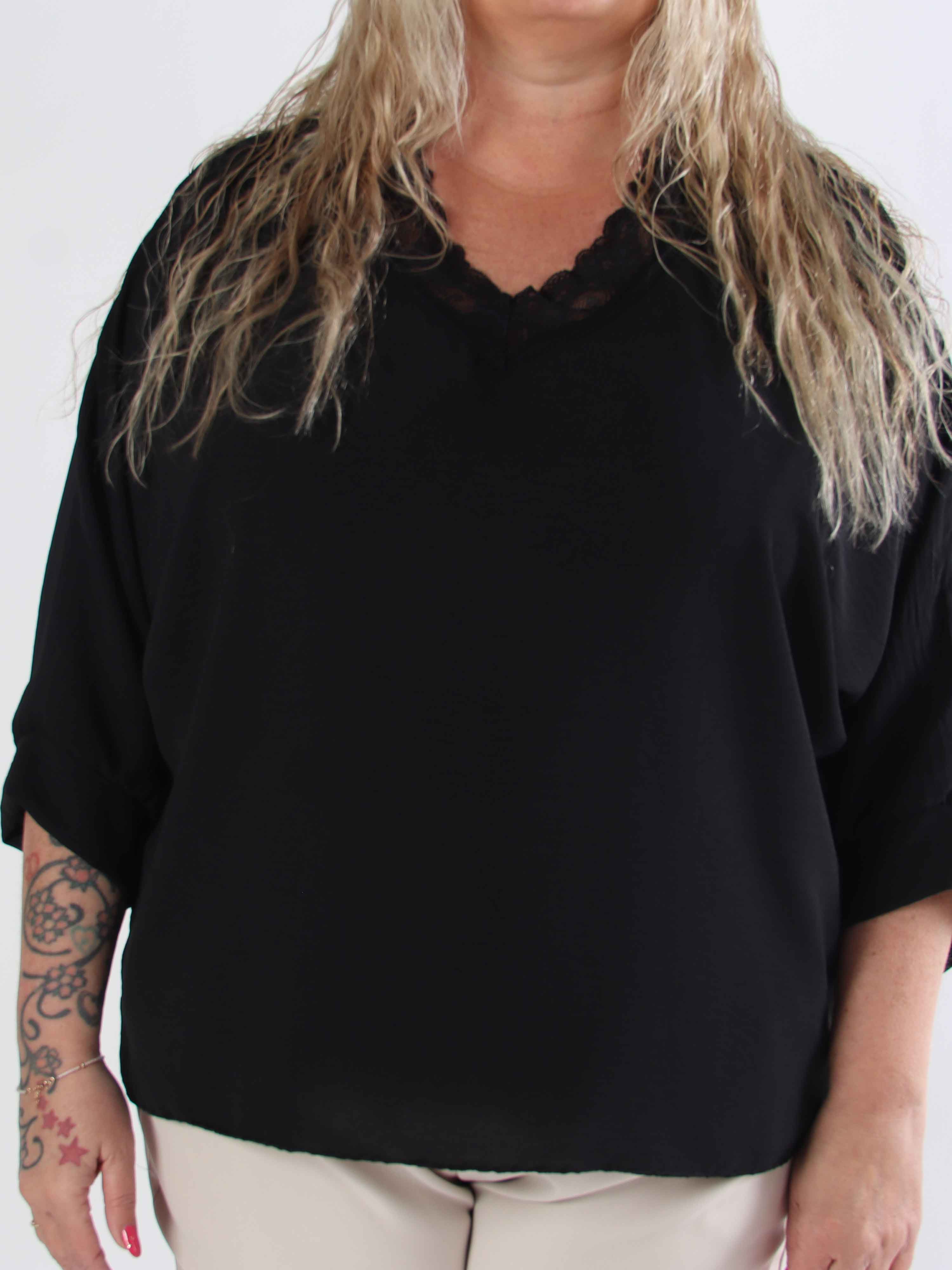 Leonora - Plus size tunika med flagermusærmer og blonde